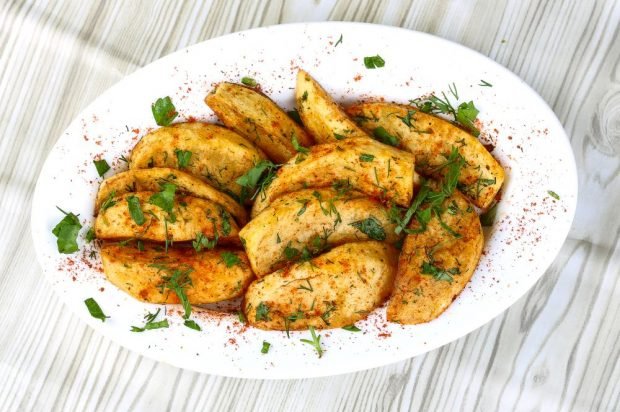 Rustic potatoes with hot pepper and herbs