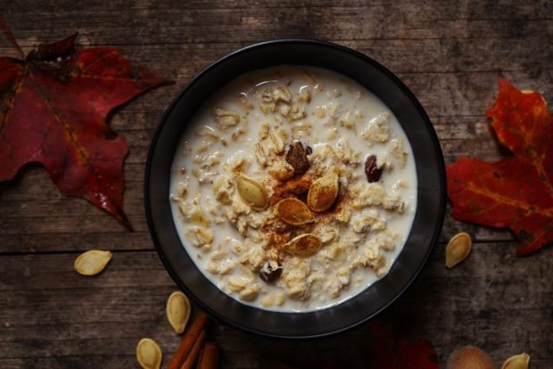 Oatmeal porridge in a slow cooker 