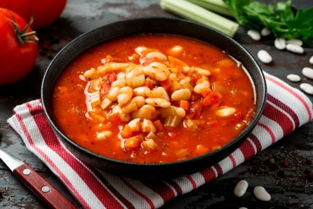 Thick tomato soup with beans 