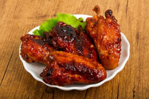 Chicken wings with soy sauce and garlic in the oven