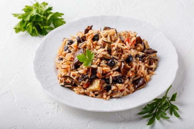 Pilaf with raisins and eggplant