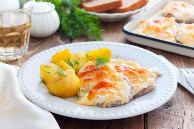 Pork chops with cheese and mayonnaise in the oven