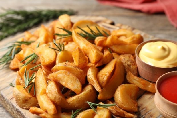 Rustic potatoes with mayonnaise and mustard