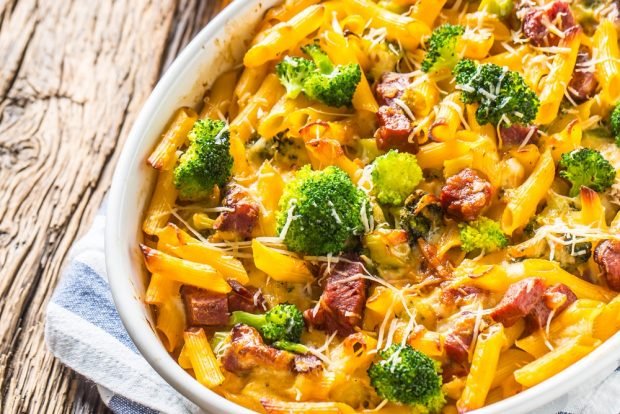 Pasta casserole with ham and broccoli 