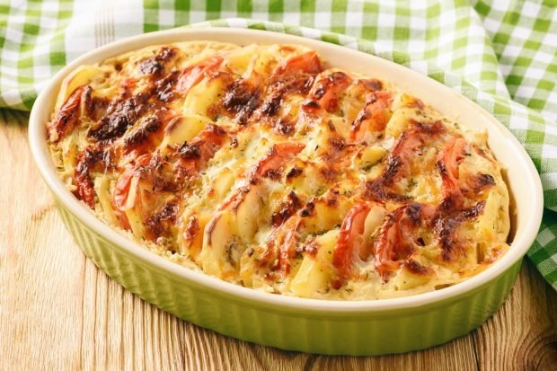 Potato casserole with chicken and tomatoes