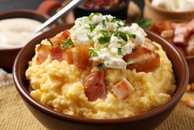 Corn porridge with bacon 