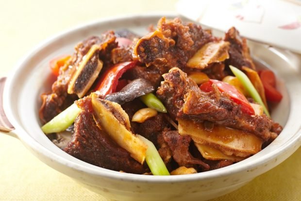 Pork ribs with vegetables and eggplant