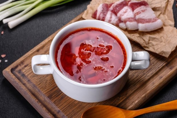 Ukrainian borscht with garlic arrows 