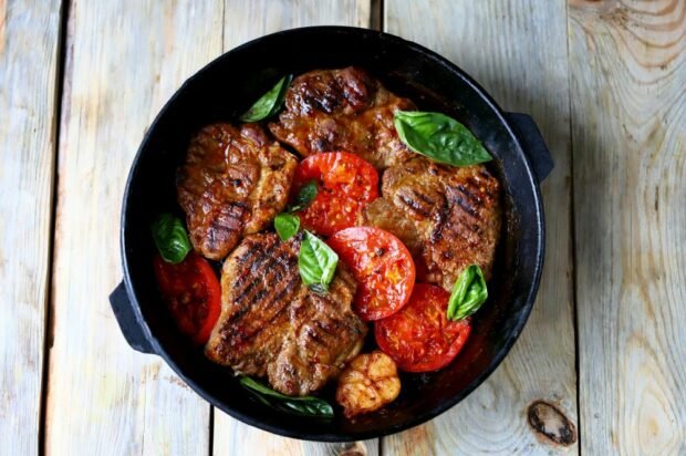 Pork chops with tomatoes and basil