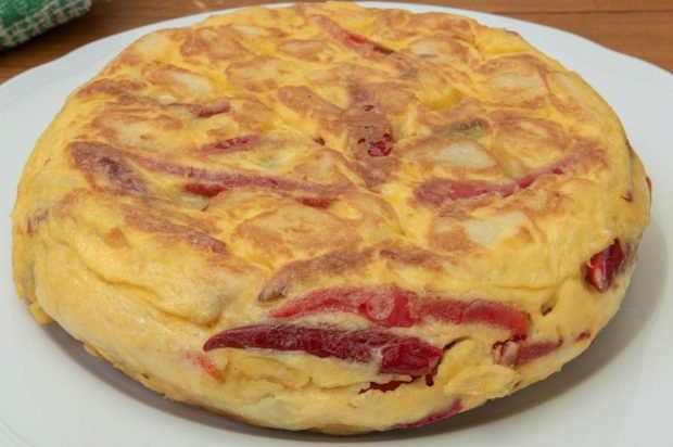 Omelet with potatoes, hunting sausages and pepperoni