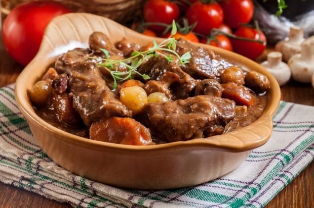 Beef goulash with champignons 