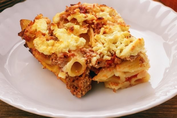 Pasta casserole with minced meat in a slow cooker 