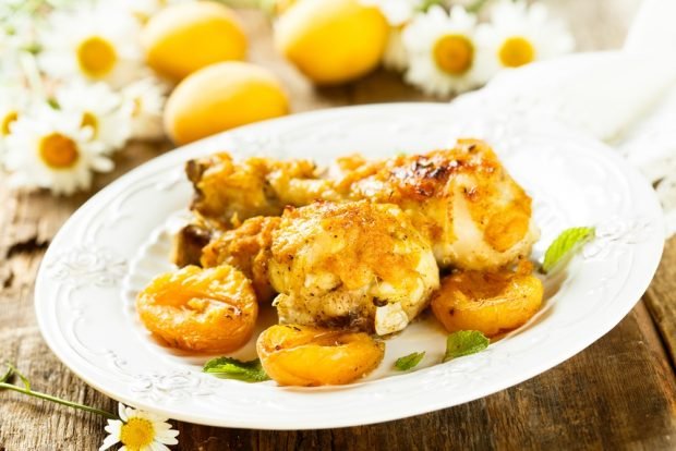 Chicken legs with apricots in the oven 