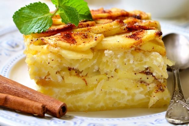 Cottage cheese casserole with vermicelli, apples and cinnamon 