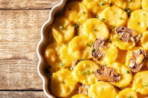 Potato casserole with chicken, mushrooms and cheese