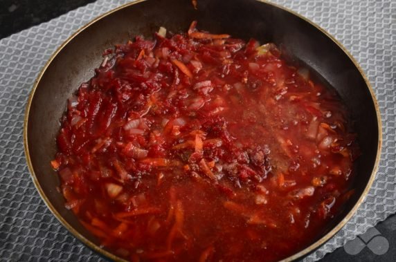 Borscht on chicken with beans: photo of recipe preparation, step 6