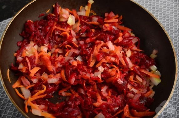 Borscht on chicken with beans: photo of recipe preparation, step 5