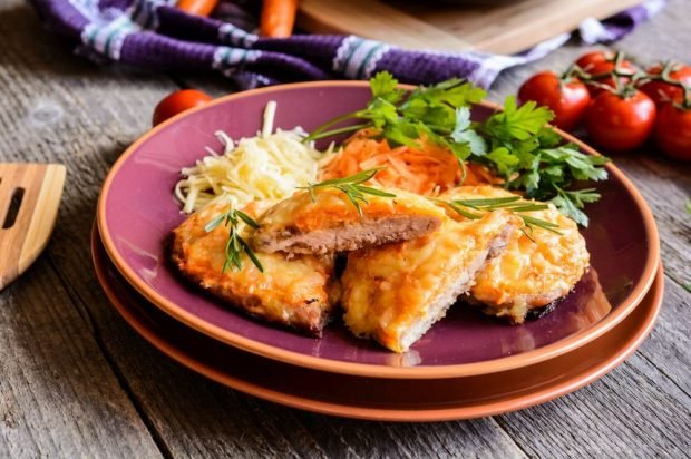 Beef chops with cheese in the oven