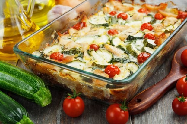 Zucchini casserole with chicken and cherry tomatoes 