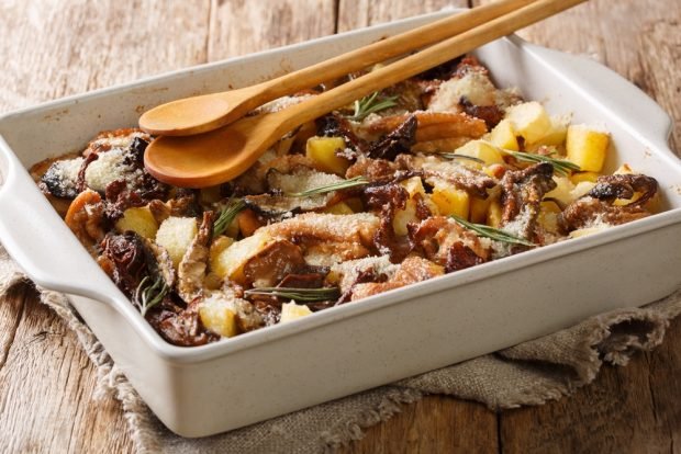 Potato casserole with chicken and mushrooms in the oven