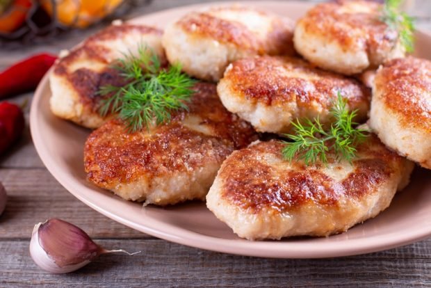 Chicken cutlets with garlic in a frying pan