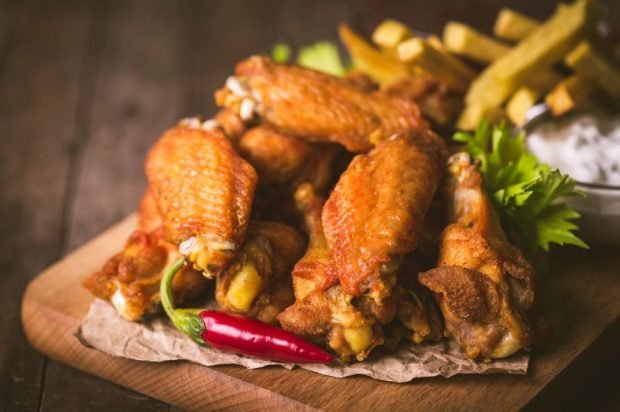 Chicken wings with paprika and curry in the oven