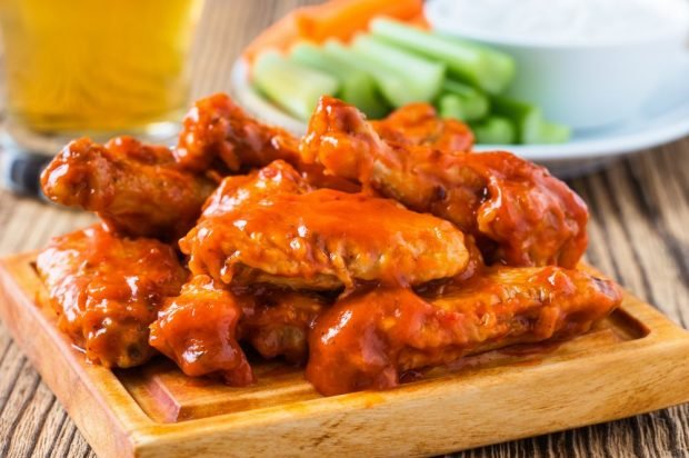 Chicken wings with cayenne pepper and spicy sauce in the oven – a simple and delicious recipe, how to cook step by step