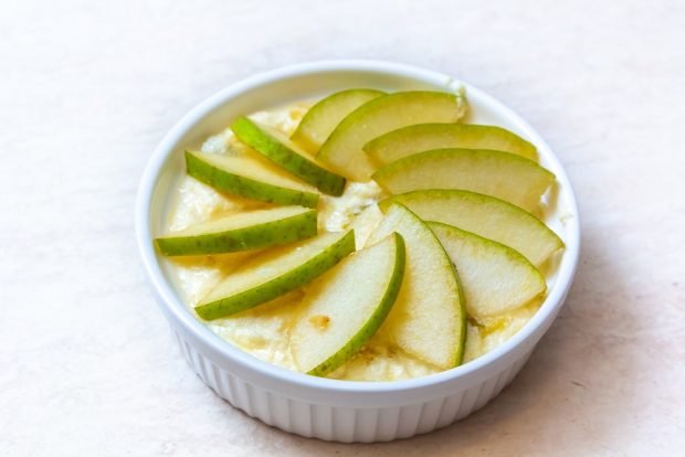 Cottage cheese casserole with vermicelli and apples 