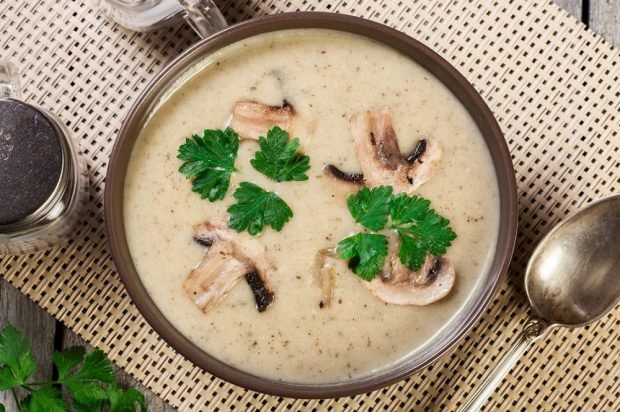 Milk soup with champignons and sour cream 