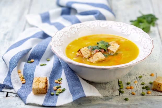 Homemade pea soup with crackers