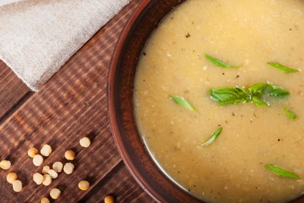 Pea soup with chicken in a blender 