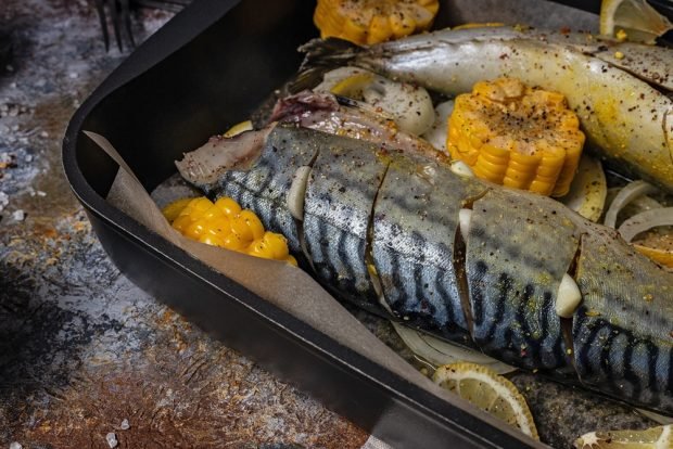 Mackerel with corn in the oven