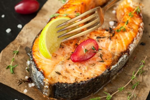 Salmon with thyme and cumin in the oven 