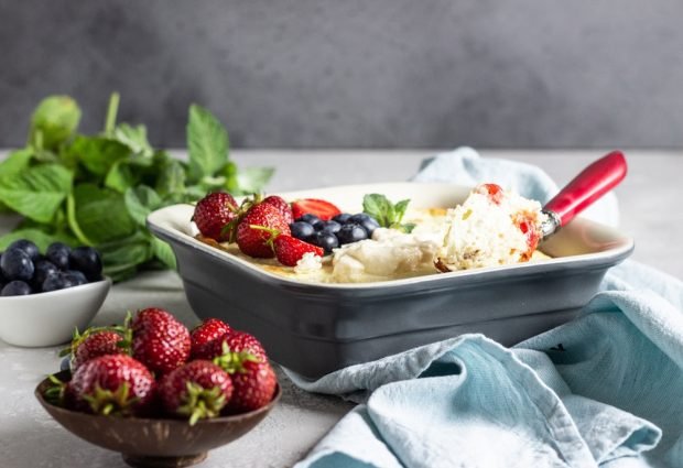 Cottage cheese casserole with rice and berries 