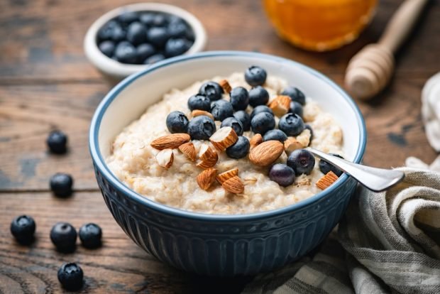 Oatmeal porridge with milk