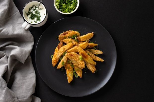 Rustic potatoes baked in breadcrumbs