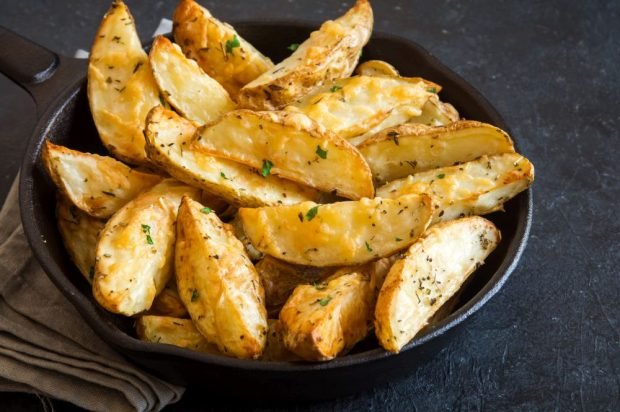 Rustic potatoes baked with cheese