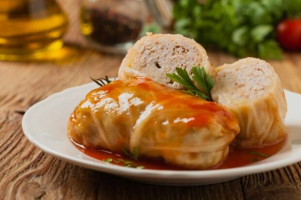 Stuffed cabbage rolls with minced chicken