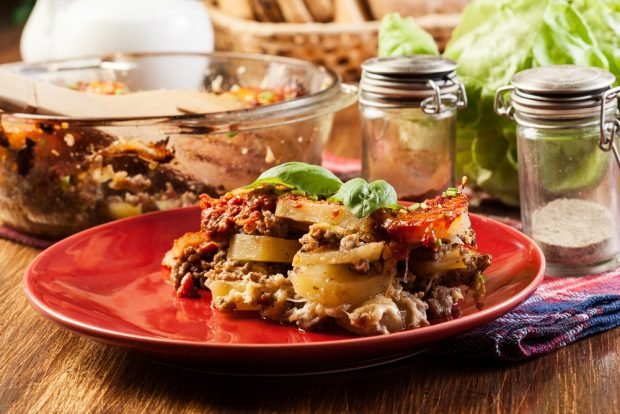 Potato casserole with minced meat and tomato in a slow cooker