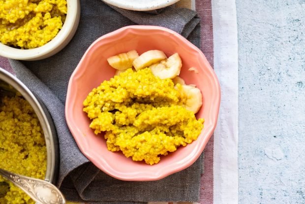 Millet porridge with turmeric 