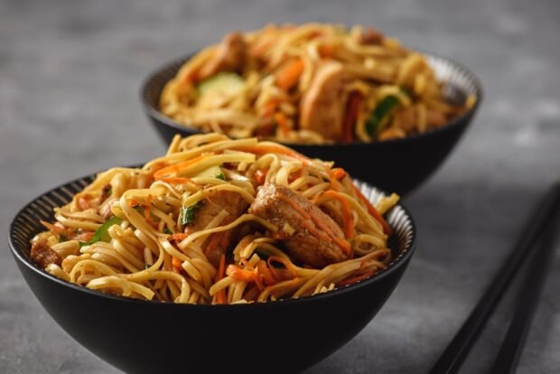 Spicy noodles with chicken and vegetables – a simple and delicious recipe, how to cook step by step