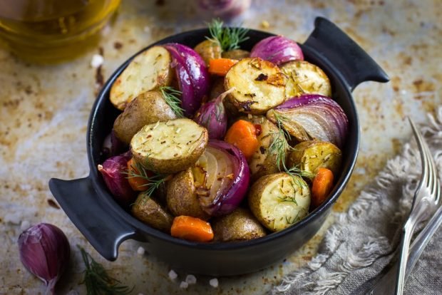 Baked potatoes with onions in pots – a simple and delicious recipe for cooking step by step