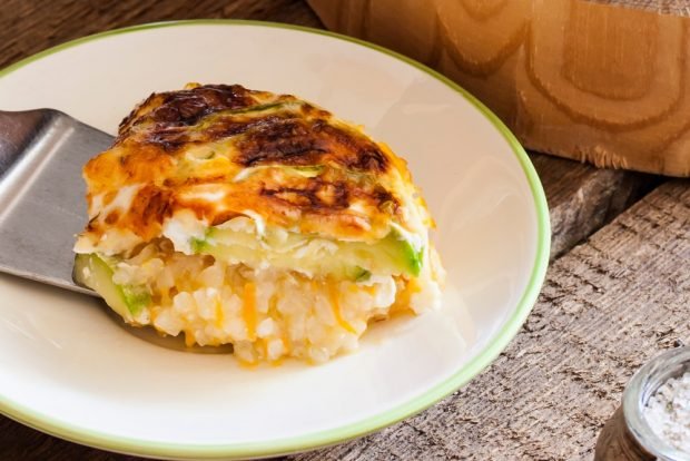 Rice casserole with zucchini in a slow cooker 