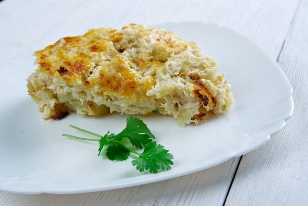 Potato casserole with chicken in a slow cooker 