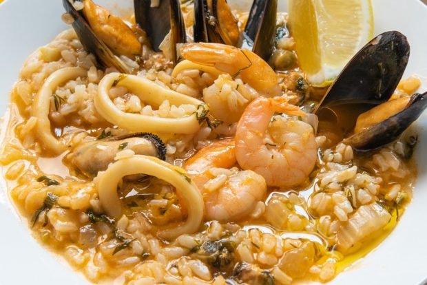 Seafood risotto in cream sauce 