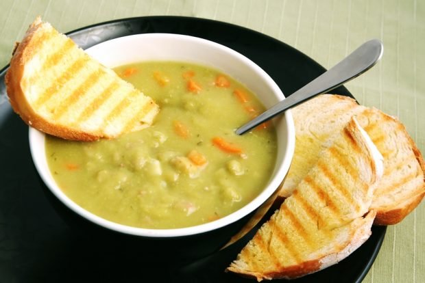 Green pea soup with carrots 