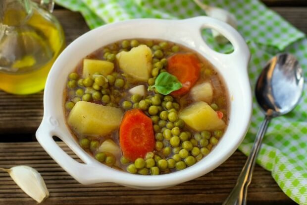 Greek stew with potatoes and green peas 