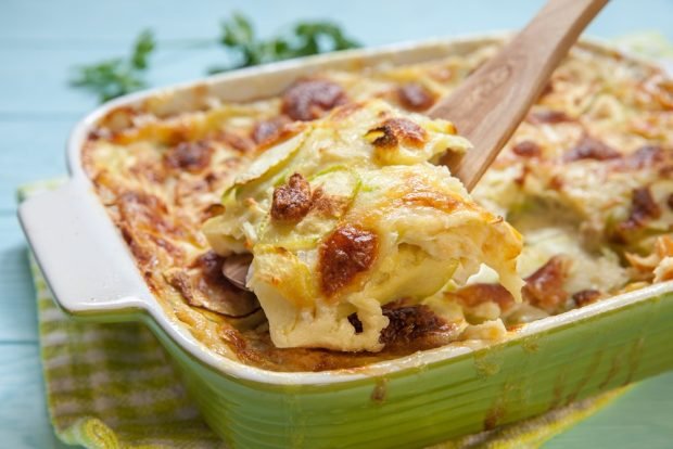 Zucchini casserole with sour cream and cheese