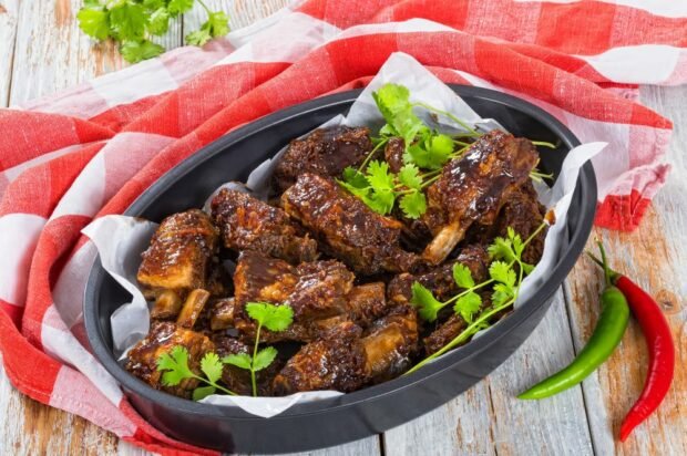 Ribs baked in hot garlic sauce – a simple and delicious recipe, how to cook step by step