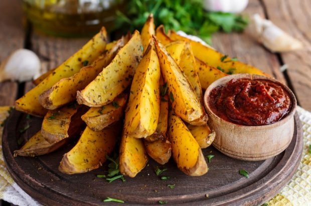 Rustic potatoes baked in the peel